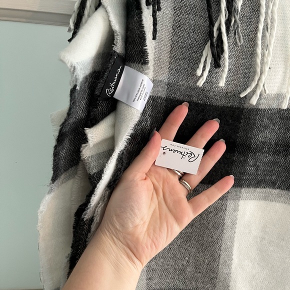NWT reitmans buffalo plaid blanket scarf - Picture 2 of 3